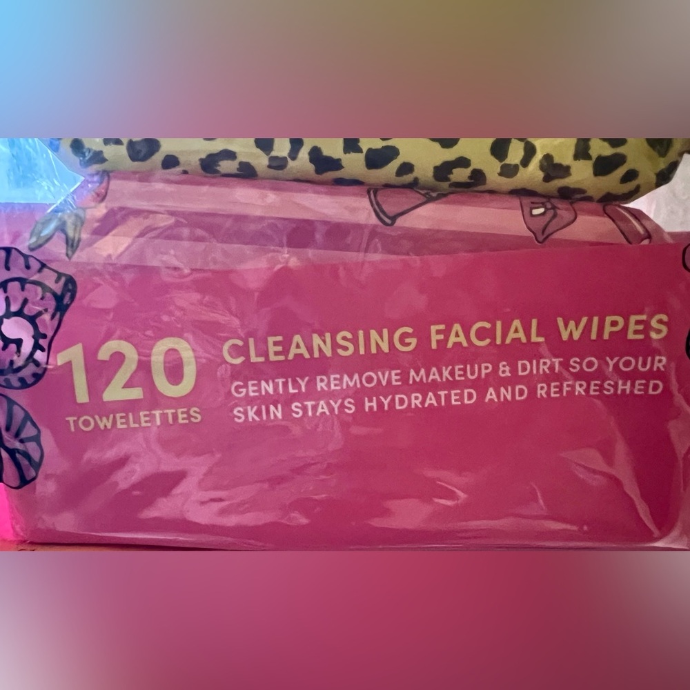 Betsey Johnson 4 pack cleansing facial wipes - Picture 4 of 6